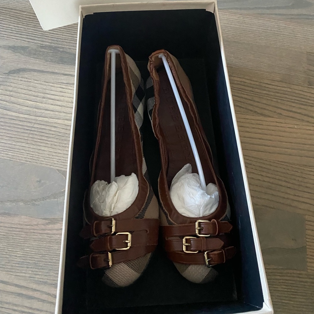 Burberry ballet flats in brand new like condition 7.5 7